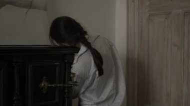 Aile içi şiddet, üzgün Asyalı genç kadın hayat sıkıntısı çekiyor. Sinema tarzında çekilmiş. Köşedeki kız. Aile içi şiddet otistik korku konsepti. Korkuyla cezalandırılmış ve dövülmüş.