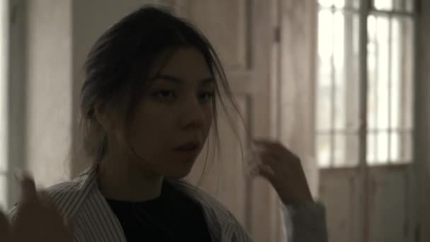 Asiatique Belle Jeune Femme Touchant Ses Cheveux Sentant Malheureux Souffrant — Video