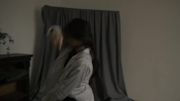 Красивая Азиатская Девушка Танцует Машет Руками Красивая Женщина Смотрит Камеру — стоковое видео