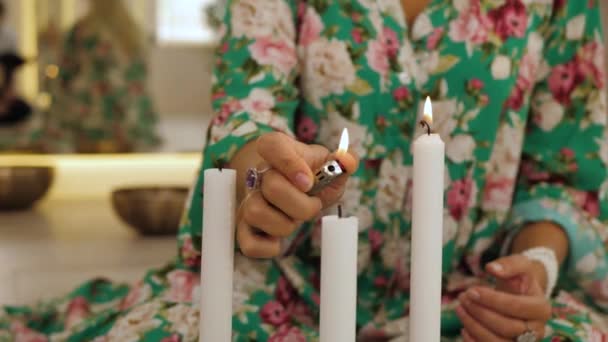 Невпізнавана Жінка Барвистій Сукні Запалює Свічки Жіноча Рука Готується Магічного — стокове відео