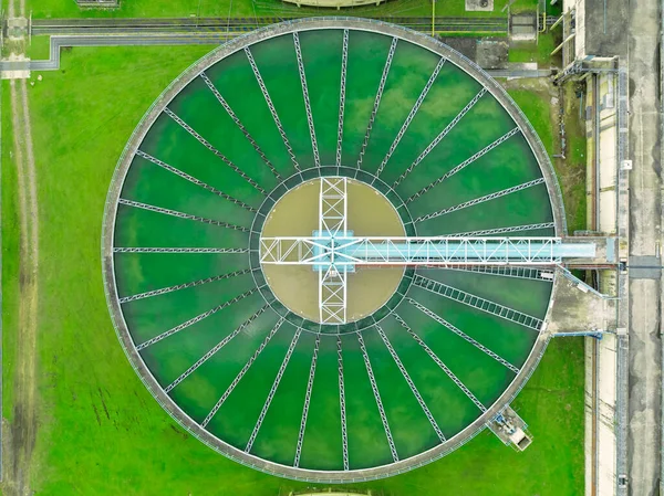 Şehir merkezinin yakınındaki hava manzaralı kanalizasyon arıtma tesisi.