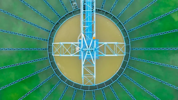 Şehir merkezinin yakınındaki hava manzaralı kanalizasyon arıtma tesisi.