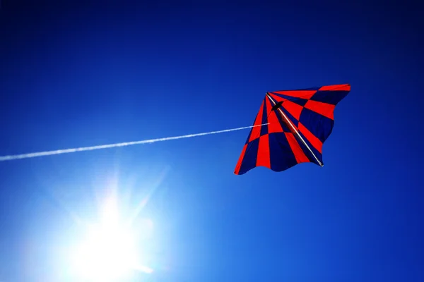 Flying kite on blue sky — Stock Photo, Image