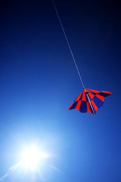Cerf-volant volant sur ciel bleu — Photo