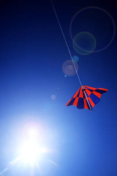 Flying kite on blue sky — Stock Photo, Image