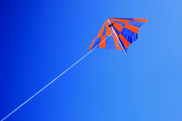 Cerf-volant volant sur ciel bleu — Photo