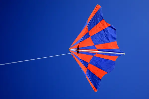 青い空を飛ぶ凧 — ストック写真