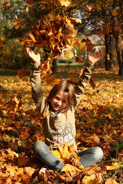 Mädchen spielt im Herbstpark — Stockfoto