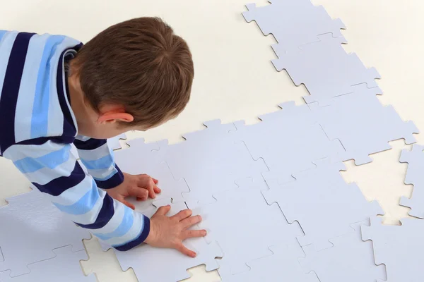 Boy doing a jigsaw, puzzle — Stock Photo, Image