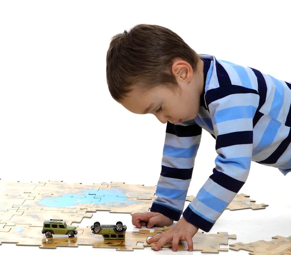 Niño haciendo un rompecabezas, rompecabezas — Foto de Stock