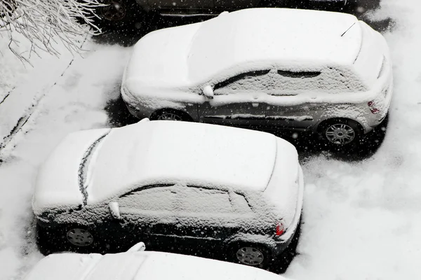 Auto 's in de sneeuw — Stockfoto