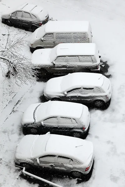 Coches en la nieve — Foto de Stock