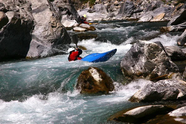 화이트 워터에 kayaker — 스톡 사진