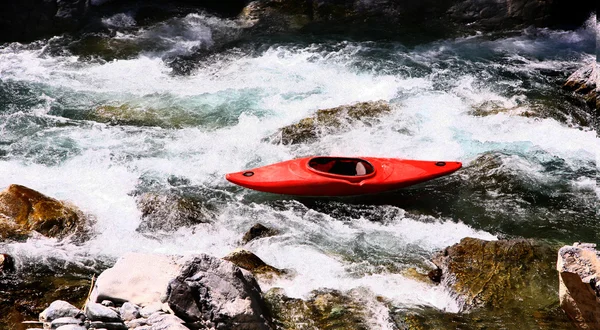 화이트 워터에 kayaker — 스톡 사진