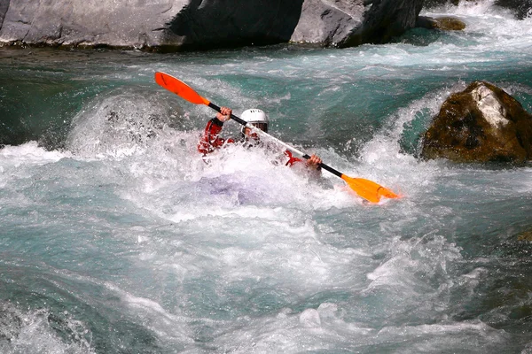 Kayaker в білої води — стокове фото