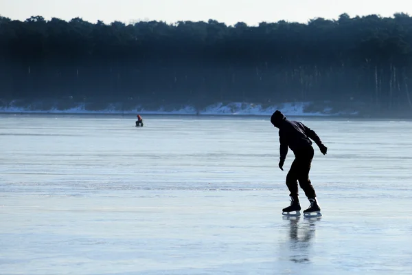 Skridskoåkning på en frusen sjö — Stockfoto