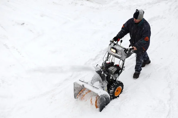 Hombre empujando soplador de nieve —  Fotos de Stock