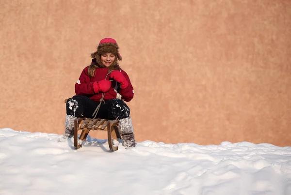 Kış eğlenceli bir kızak üzerinde — Stok fotoğraf