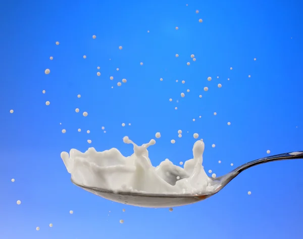 Splash of the milk on the spoon — Stock Photo, Image