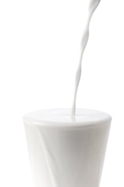 Sütü bardağa dolduruyorum.