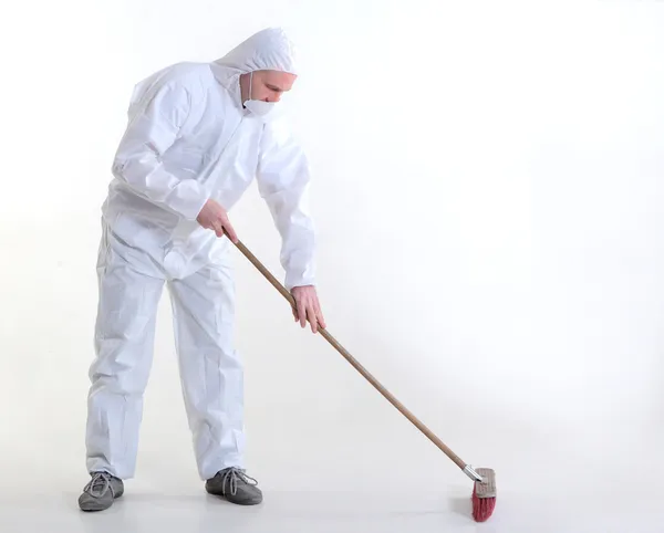 Trabajador barriendo el suelo — Foto de Stock