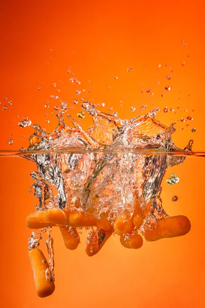 红胡萝卜抽象中戏水 — 图库照片