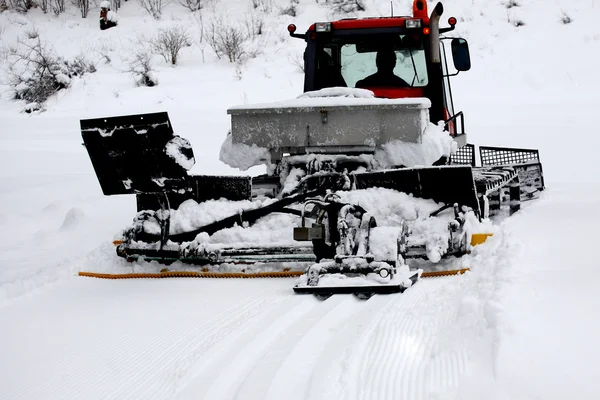 Ośrodek narciarski, ratrak, snowblower — Zdjęcie stockowe