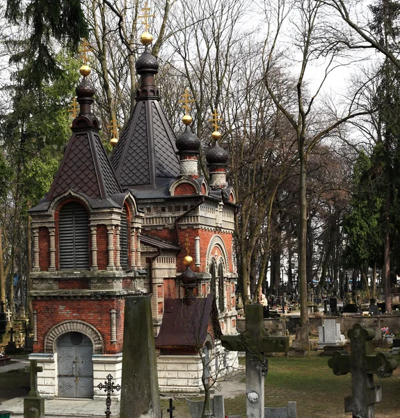 Église orthodoxe sur le cimetière — Photo