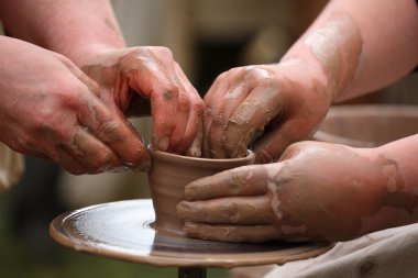 elinde bir toprak kavanozu potter's tekerlek üzerinde oluşturma, bir çömlekçi