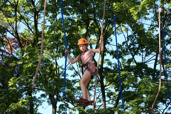 Teenager climbing a rope park, — Stock Photo, Image