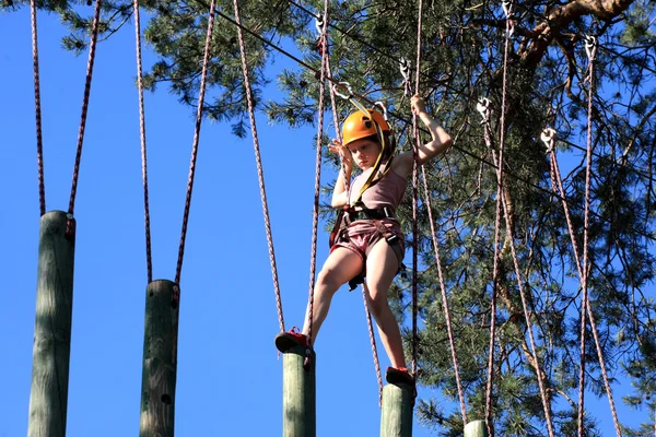 Teenager climbing a rope park, — Stock Photo, Image