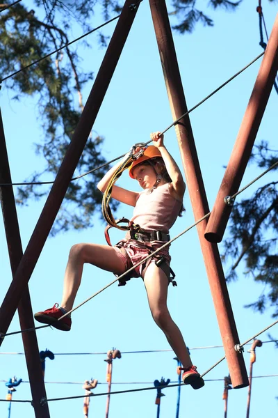 Teenager climbing a rope park, — Stock Photo, Image