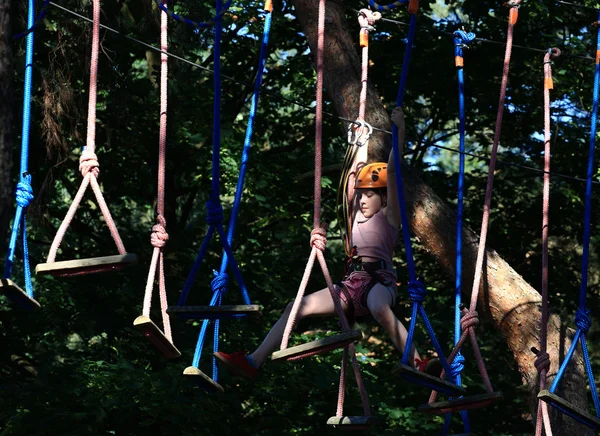 Teenager climbing a rope park, — Stock Photo, Image