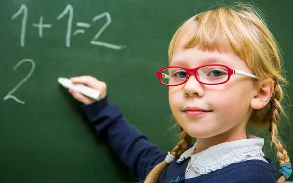 çocuk okulda, okuldaki abacus ile çalışan kız