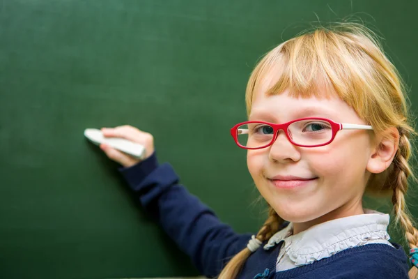 Çocuk okulda, okuldaki abacus ile çalışan kız — Stok fotoğraf