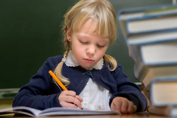 Dítě ve škole, holka ve škole, práci s abacus — Stock fotografie