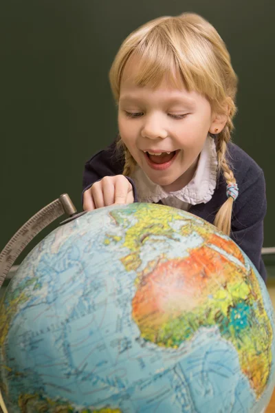 Kind op school, meisje in school werken met abacus — Stockfoto