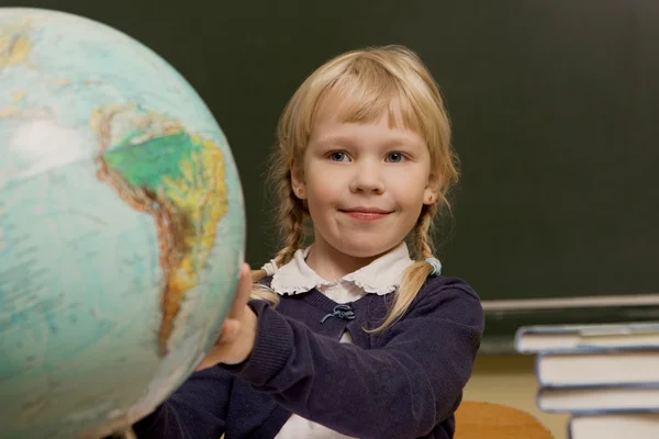 Kind op school, meisje in school werken met abacus — Stockfoto