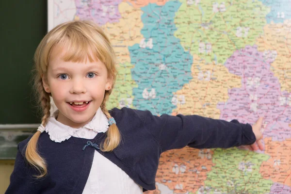 Bambino a scuola, ragazza a scuola che lavora con abaco — Foto Stock