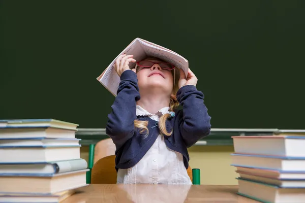 çocuk okulda, okuldaki abacus ile çalışan kız