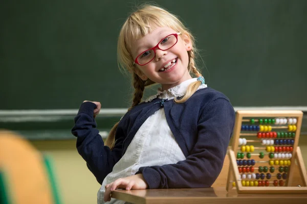 Niño en la escuela, niña en la escuela trabajando con ábaco — Foto de Stock