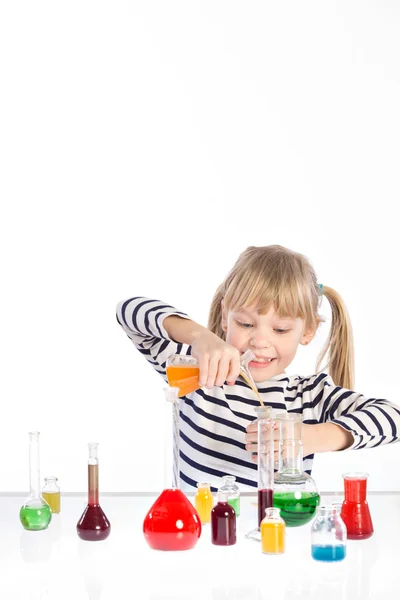 Kind im Chemieunterricht, Chemiestunde — Stockfoto