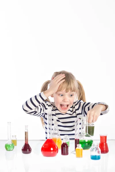 Niño en clase de química, lección de química — Foto de Stock