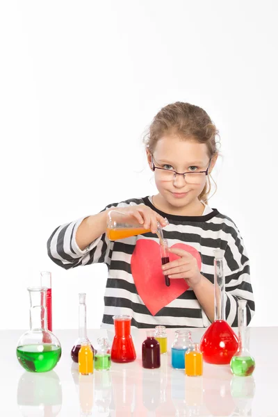 Enfant en cours de chimie, leçon de chimie — Photo