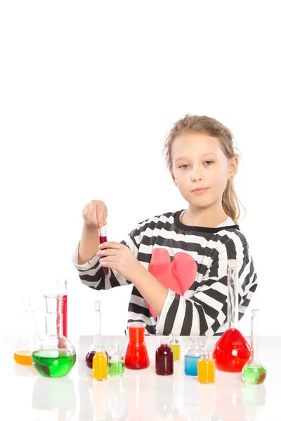 Kind im Chemieunterricht, Chemiestunde — Stockfoto