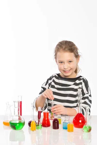 Enfant en cours de chimie, leçon de chimie — Photo