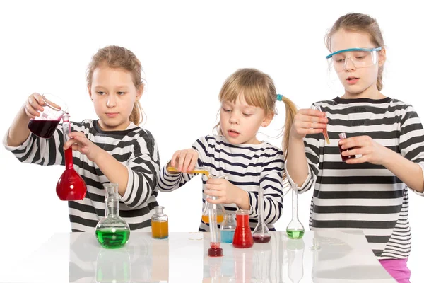 Niños aprenden química, trabajan en el laboratorio químico — Foto de Stock