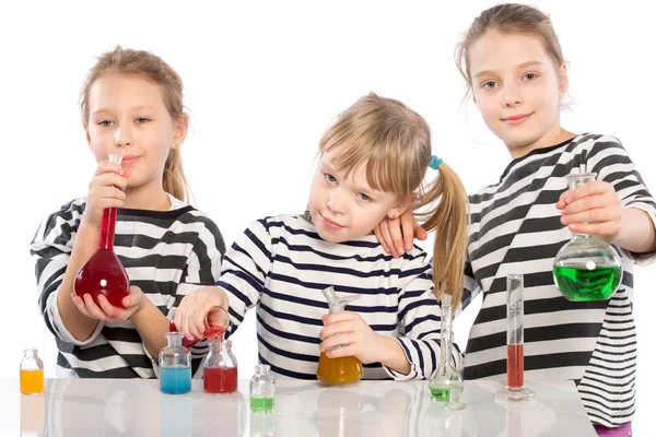 Crianças aprendem química, trabalham no laboratório químico — Fotografia de Stock