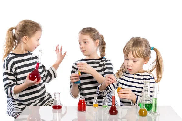 Les enfants apprennent la chimie, travaillent au laboratoire chimique — Photo