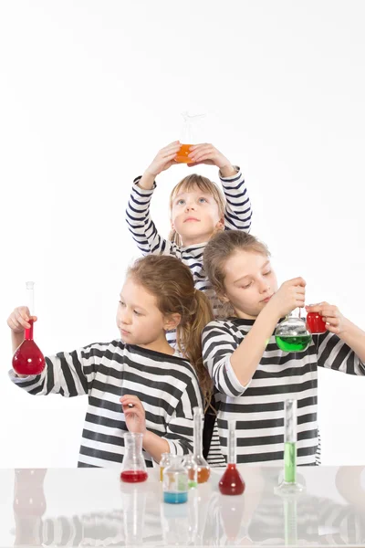 Niños aprenden química, trabajan en el laboratorio químico — Foto de Stock